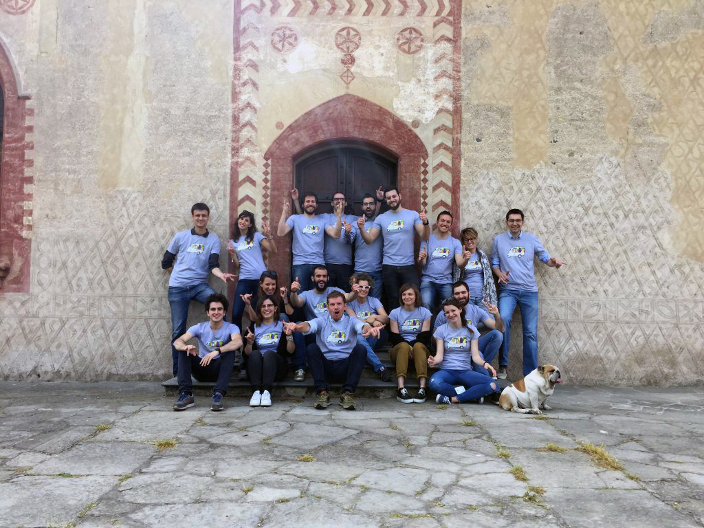 Team Cortilia con t-shirt illustrate Tostoini | Credits: Cortilia